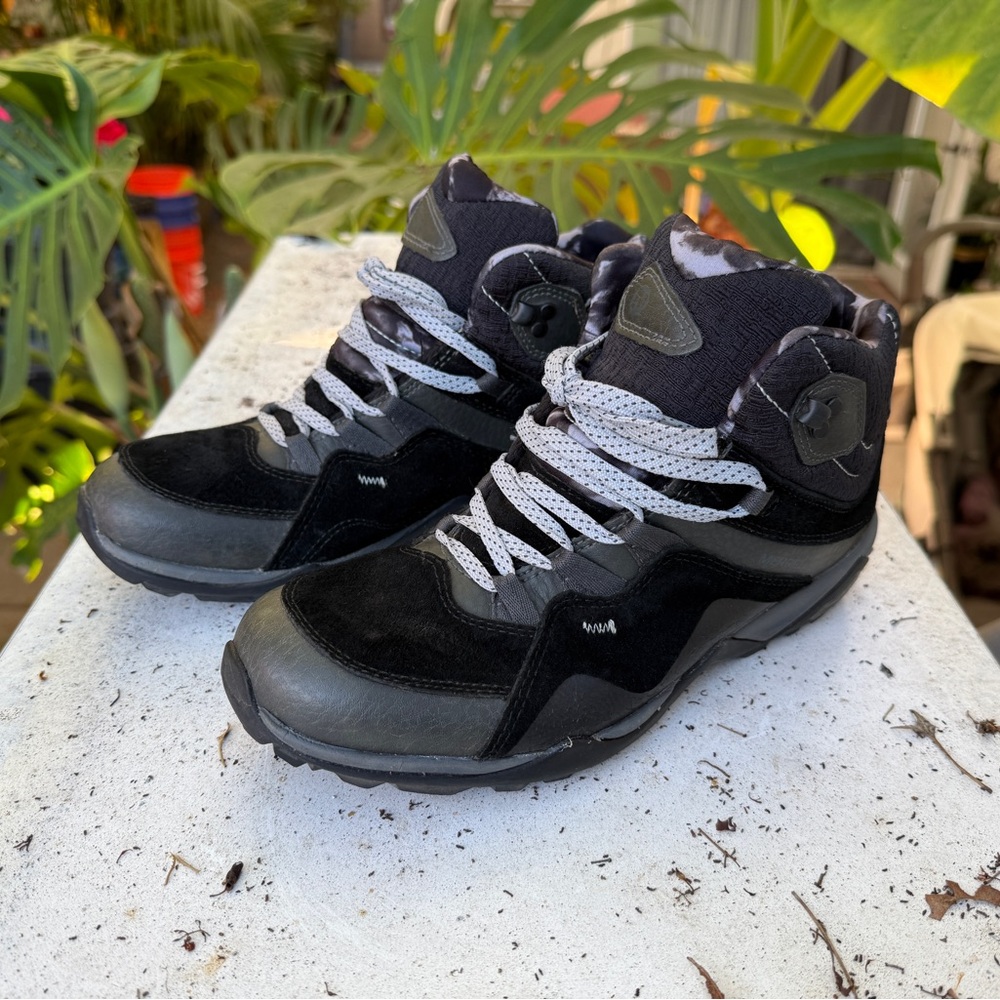 MERRELL Black and Gray hiking boots size 7